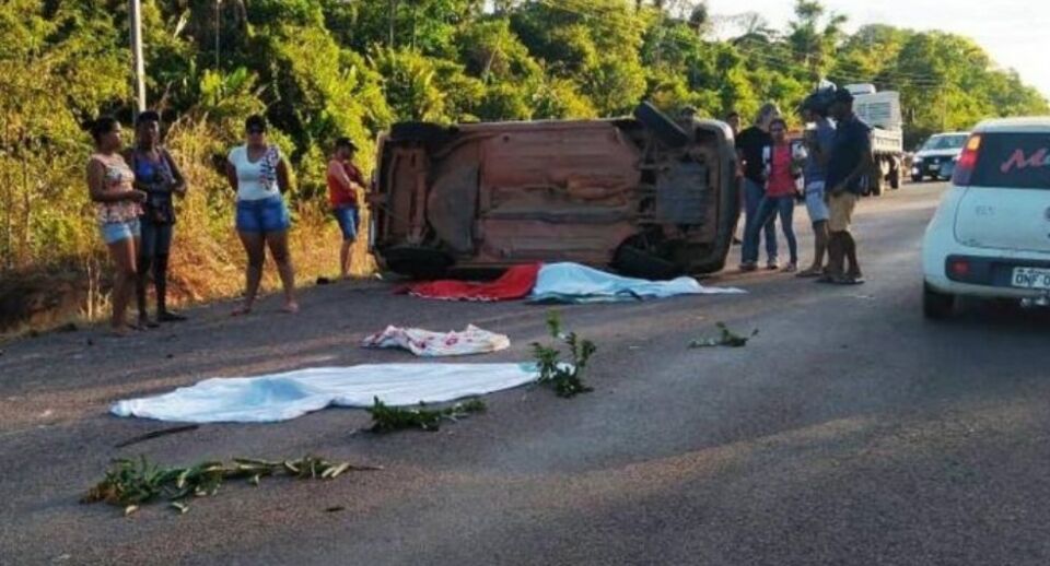 ACIDENTE: Garota de 15 anos viajava no colo da mãe e morre após carro capotar e ser arremessada