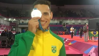 Icaro Miguel ignora deficiência no olho e dá exemplo de superação
