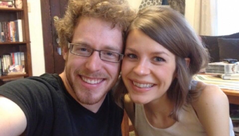 Mulher fica alérgica ao próprio marido e não pode nem dormir na mesma cama que ele