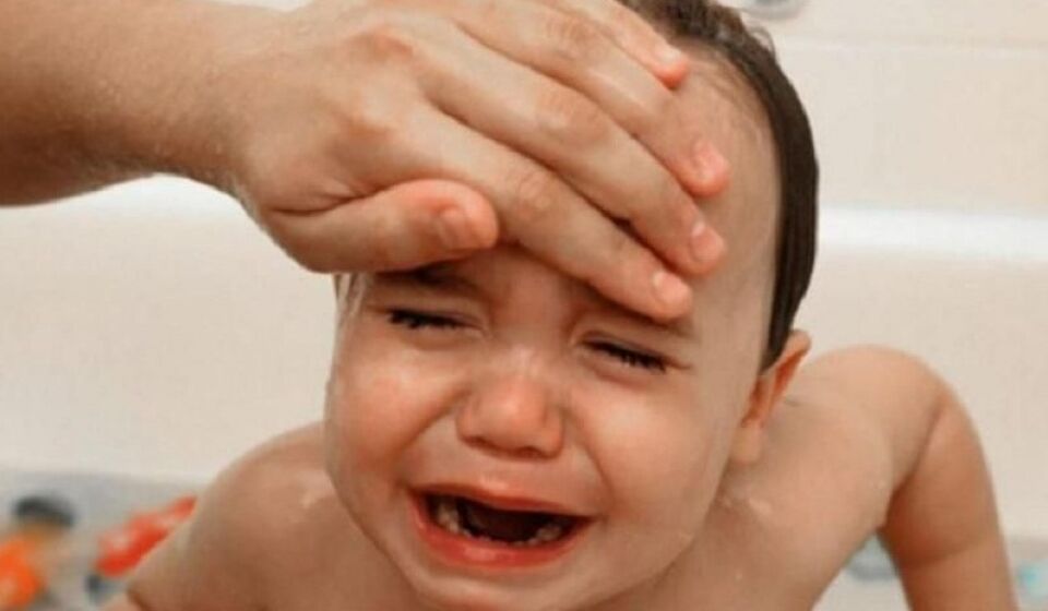 Menino de 2 anos morre depois de pai usar compressa com álcool para baixar febre