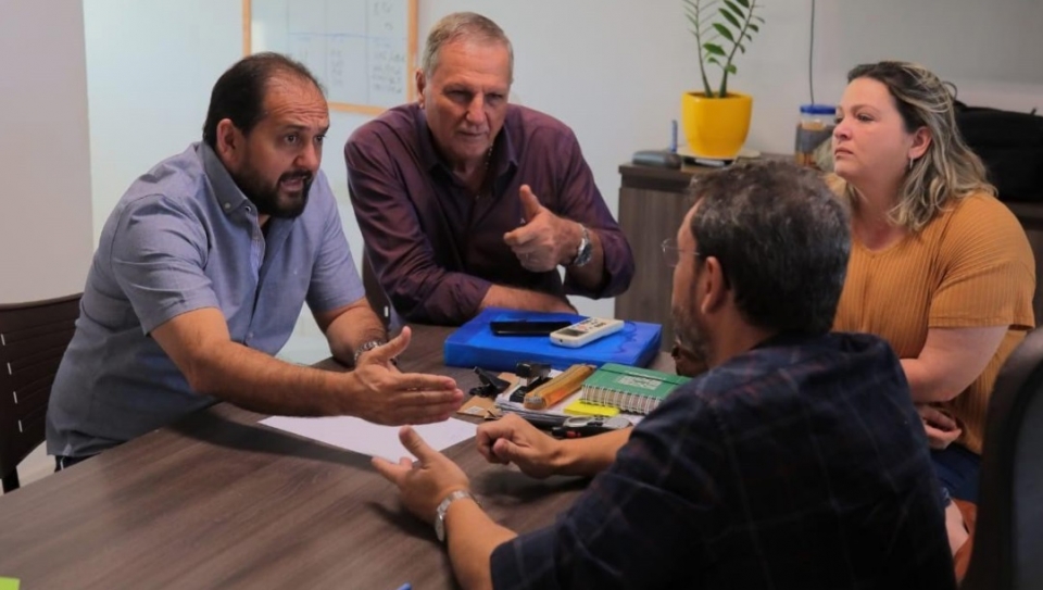 Presidente da Assembleia e deputado Follador visitam frigorífico e destacam crescimento do empreendimento após adesão ao Sisb