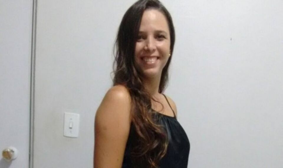 Após fazer cirurgia plástica, mulher sente dor nas costas e morre