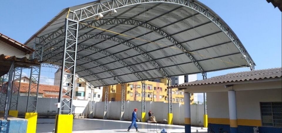 Após 25 anos, escola recebe cobertura e reforma de quadra poliesportiva