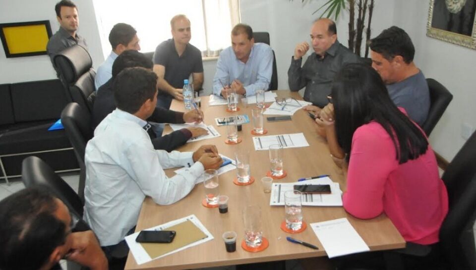Prefeito apresenta a primeira fase do projeto de pavimentação dos bairros