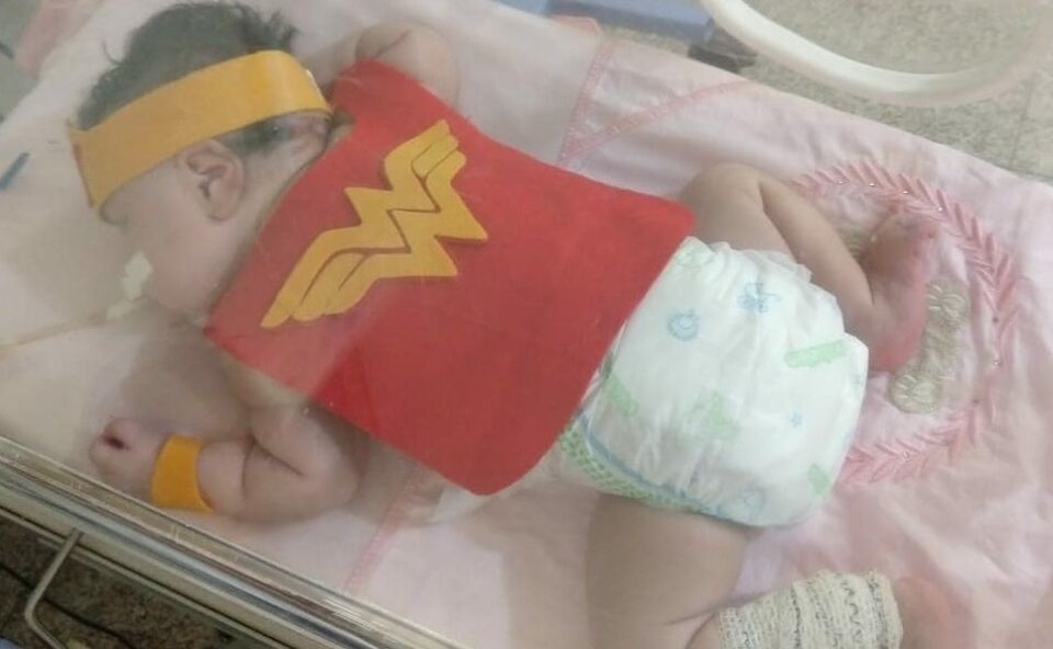 Bebês da UTI neonatal viram super heróis em ação de acolhimento no Hospital de Base em Porto Velho