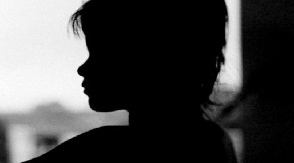 Menina de 12 anos vai dormir com namorado de 16 e é estuprada