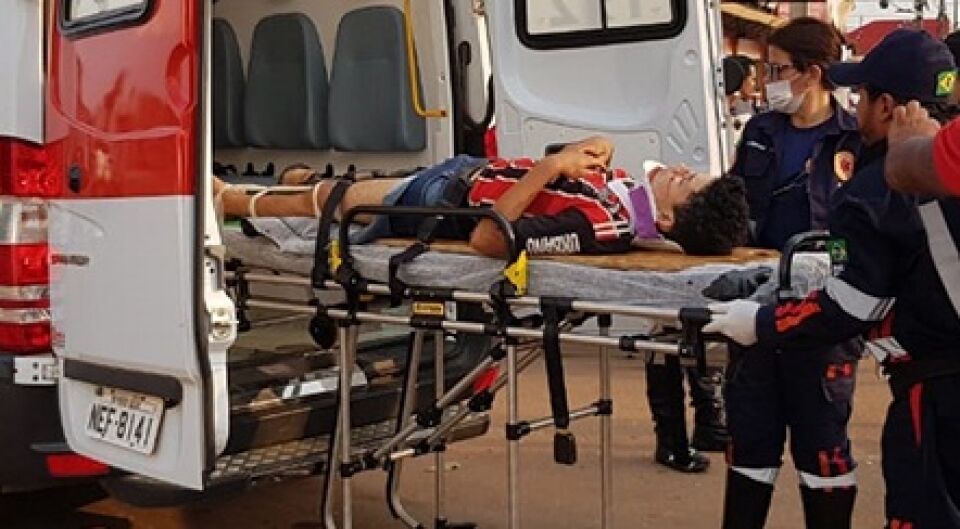 Motociclista fica em estado grave após bater contra lateral de carro que avançou preferencial