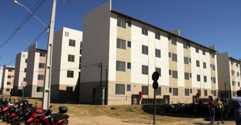 Jovem chega em casa pedindo socorro da esposa após levar facada