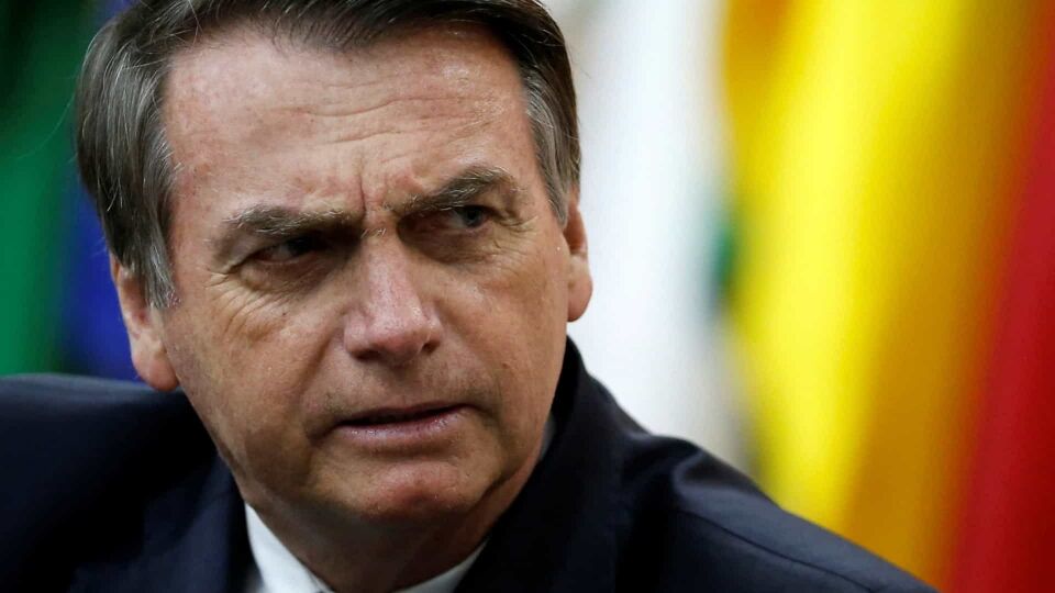 'Não leio jornal para não começar o dia envenenado', afirma Bolsonaro