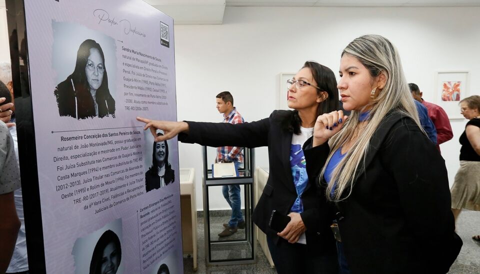Reconhece e ressalta a importância feminina nos poderes