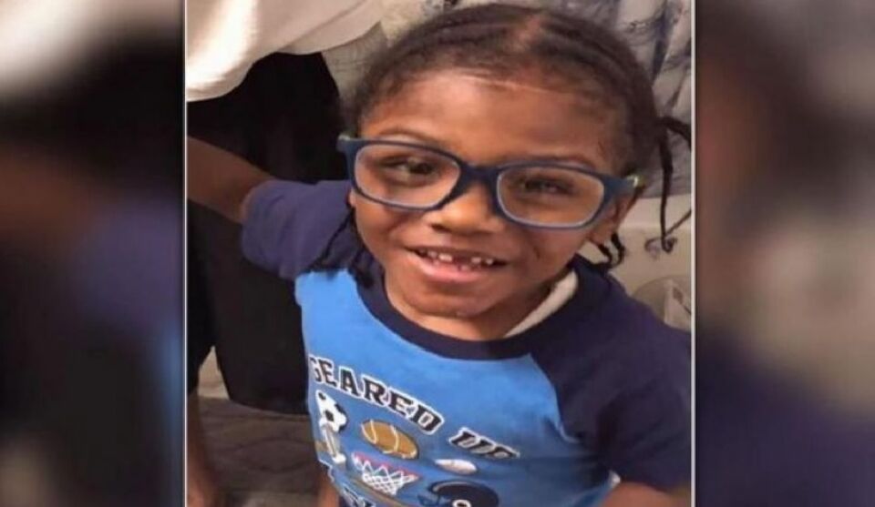 CRUELDADE: Mãe mata filho em banheira com água fervendo e joga corpo no lixo