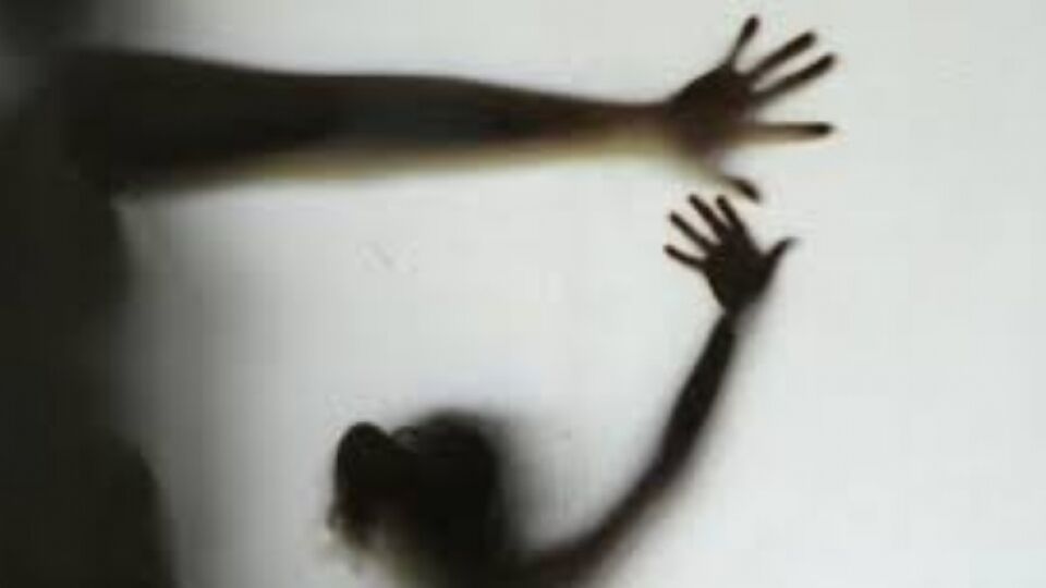 Menina de 11 anos denuncia mãe por estupro e ameaça