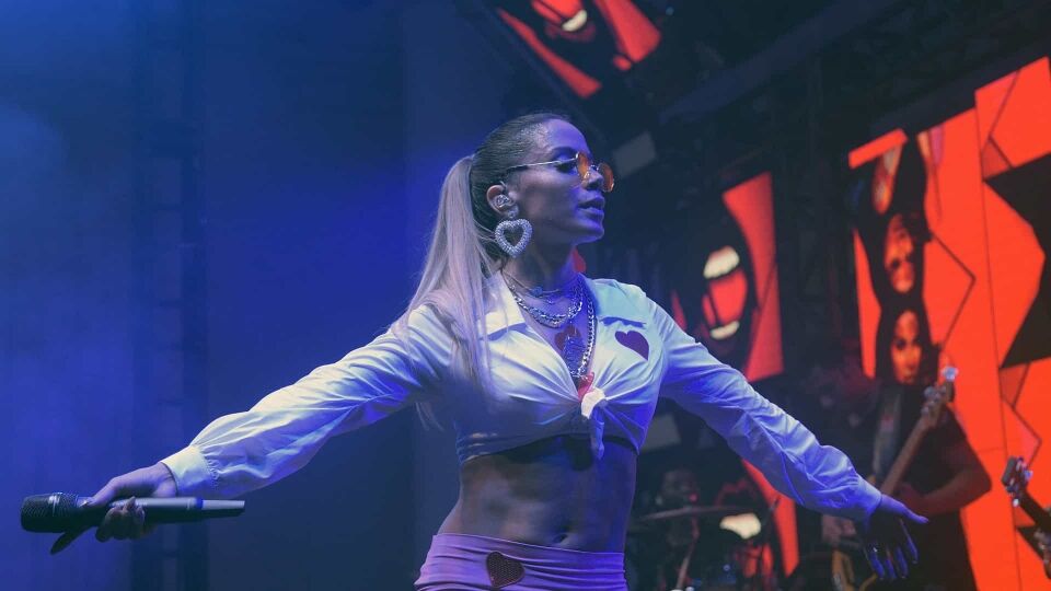 Anitta faz apresentação desastrosa de 'Faz Gostoso' em Portugal