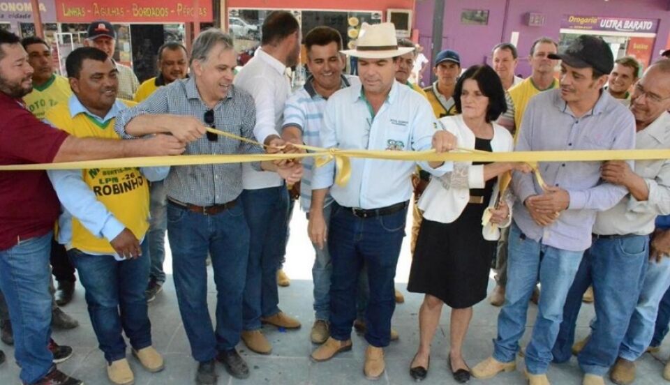 Deputado Geraldo da Rondônia entrega guaritas para mototaxistas de Buritis
