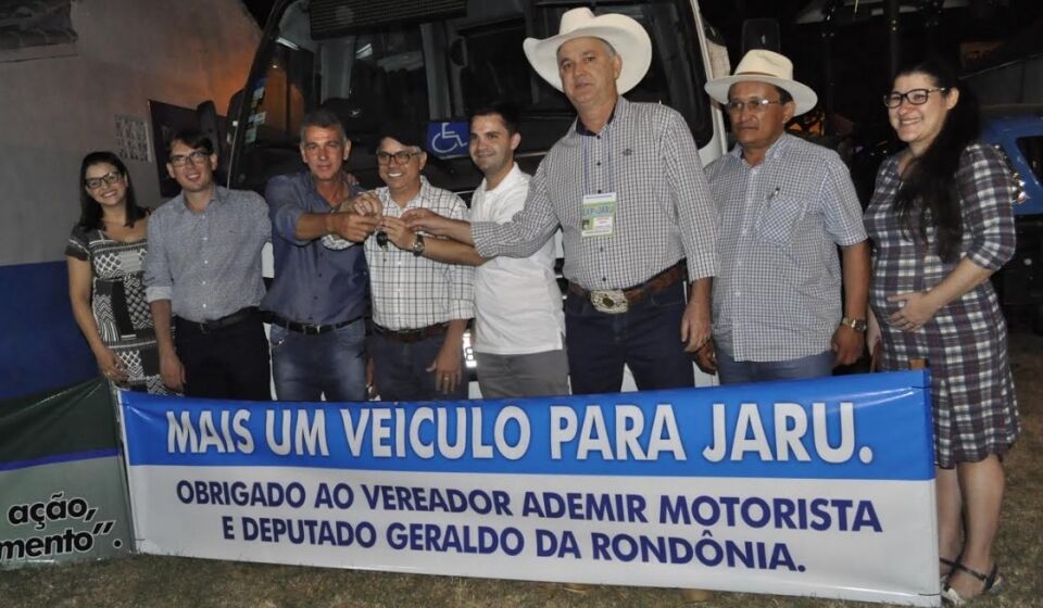 Se reune com investidores e entrega micro-ônibus no Jaru