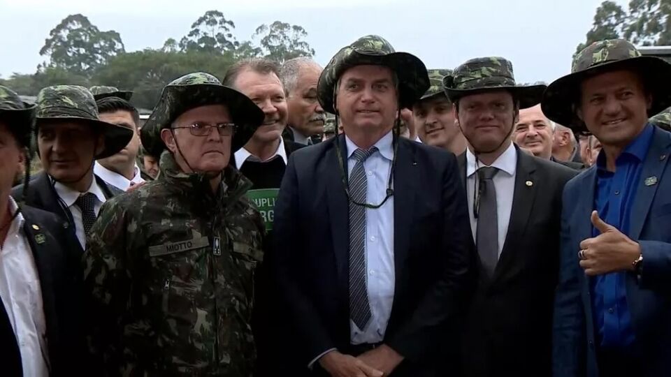 Bolsonaro diz que 'cocozinho petrificado em índio' impede licenciamento de obras em passagem pelo RS
