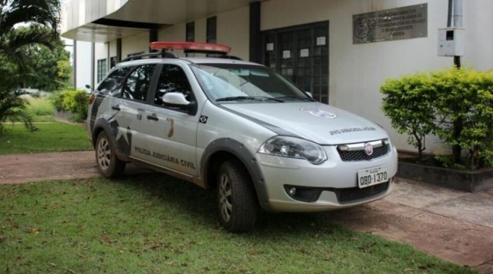 Mulher deixa filhas de 4 e 9 anos trancadas e sai para namorar