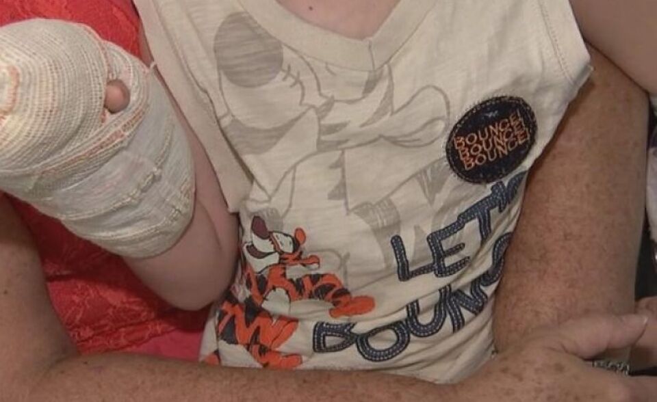 Pai é denunciado por suspeita de esmagar dedos do filho de 6 anos e colocar fita na boca da criança