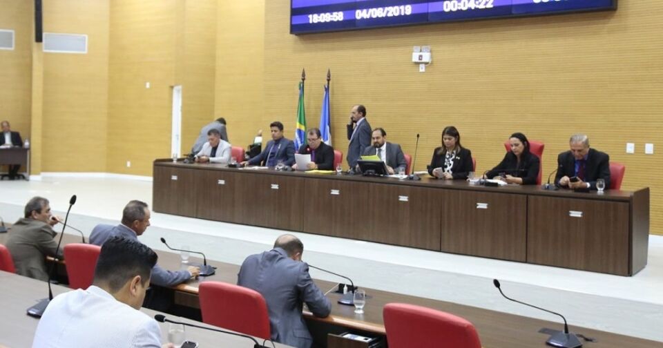 E libera recursos para estradas e pontes, aprova criação de órgãos e contratação na educação