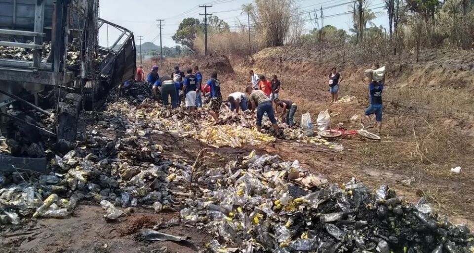 ACIDENTE: Caminhão de bebidas é saqueado após pegar fogo na BR-364 em RO