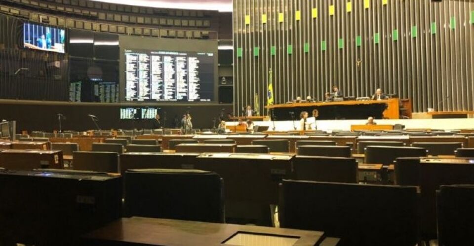 Deputados trocam acusações e quase saem no tapa na Câmara