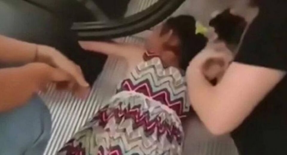 Menina fica com antebraço preso em escada rolante de shopping