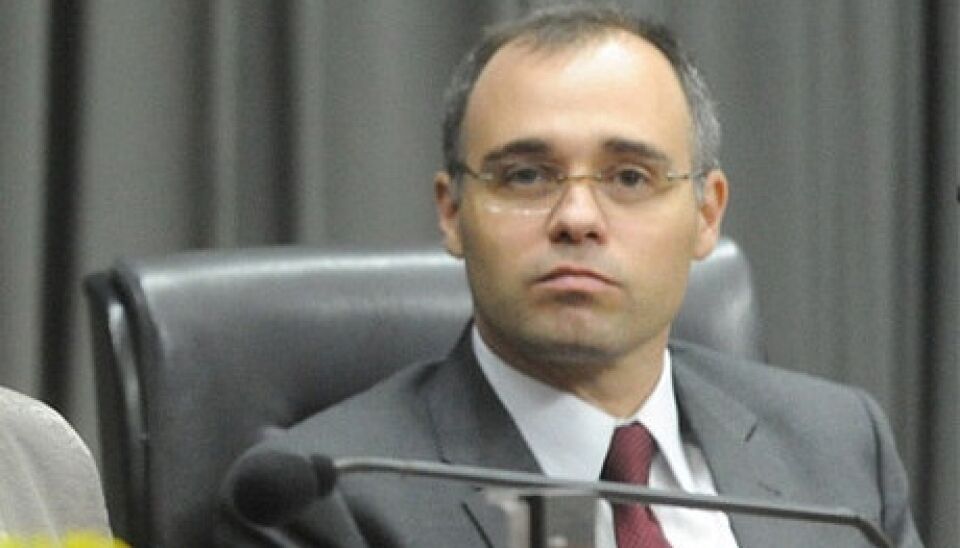 Ministro da AGU mobiliza PF para recuperar celular