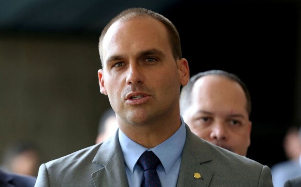 Senadores preparam relatório para rejeitar indicação de Eduardo Bolsonaro