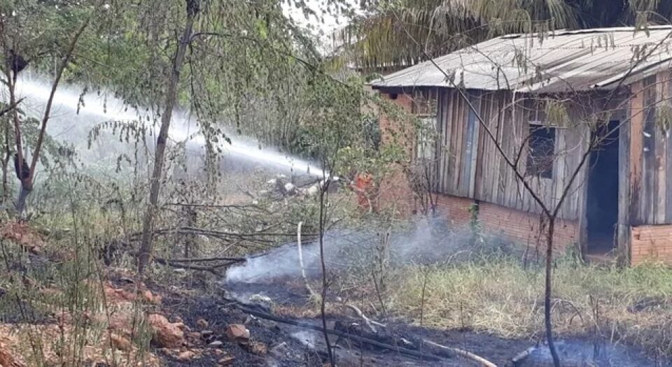 Incêndio atinge mata próximo a residências no bairro Nacional em Porto Velho