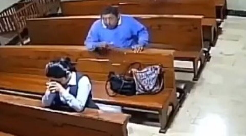 Vídeo: Ladrão rouba mulher em igreja e sai fazendo sinal da Cruz