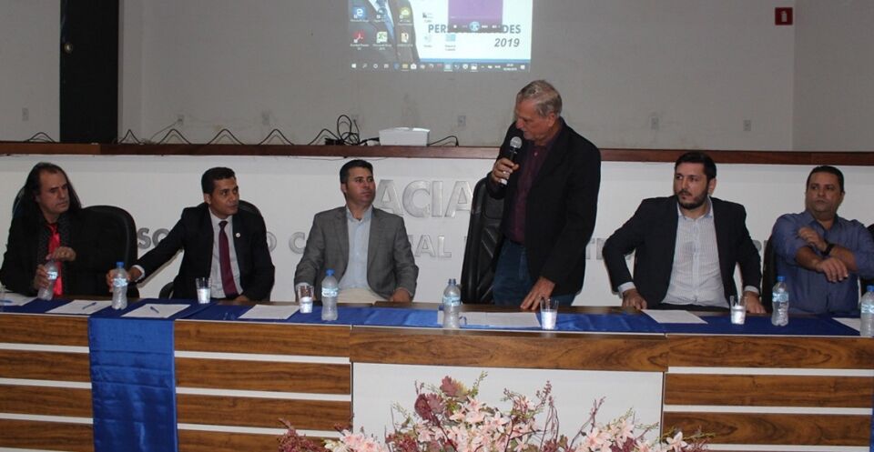 Adelino Follador homenageia personalidades e entidades de Ariquemes