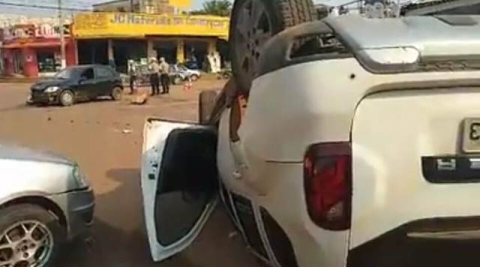 Motorista avança preferencial e capota veículo no centro de Porto Velho