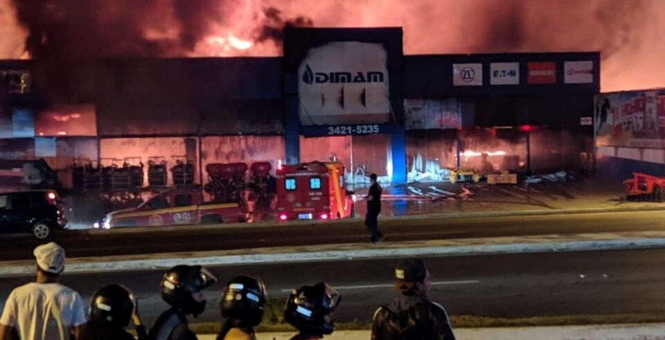 Empresa Dimam de Ji-Paraná ardendo no fogo