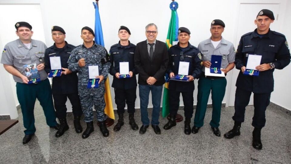 Deputado Geraldo da Rondônia homenageia policiais militares com medalha mérito legislativo