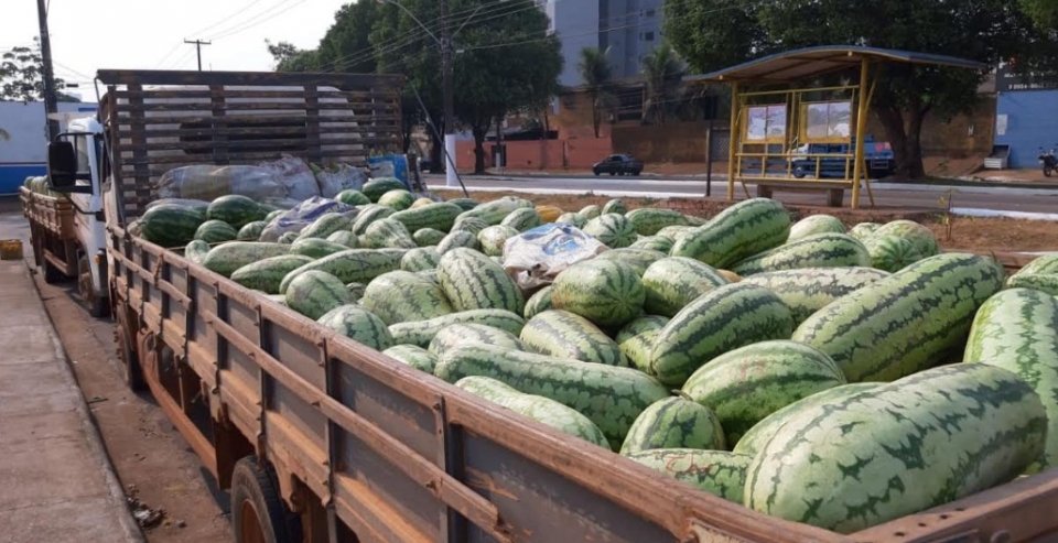 Prefeitura atende agricultores no transporte da produção