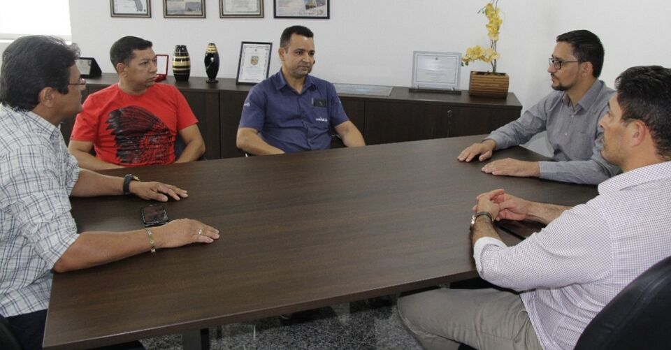 Anderson ouve pedidos de moradores para melhorar as ruas do Bairro Nova Esperança