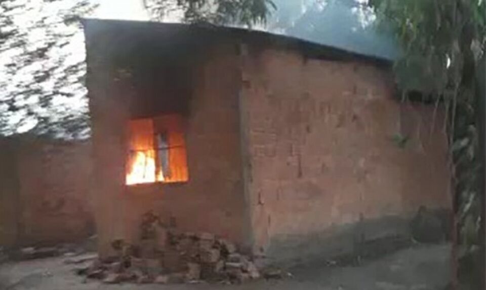 Cego e idoso salvos por policiais. A casa pegava fogo; VÍDEO