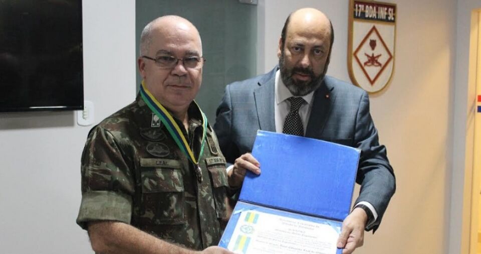 General Leal, comandante da 17ª Brigada de Infantaria de Selva, homenageado com a Medalha do Mérito Legislativo