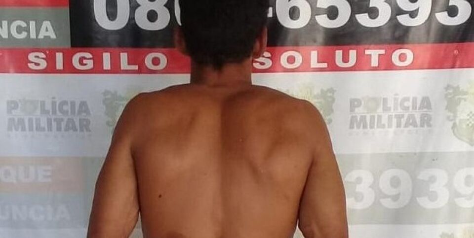 Homem nu é preso em frente a escola, xingando e ameaçando alunos