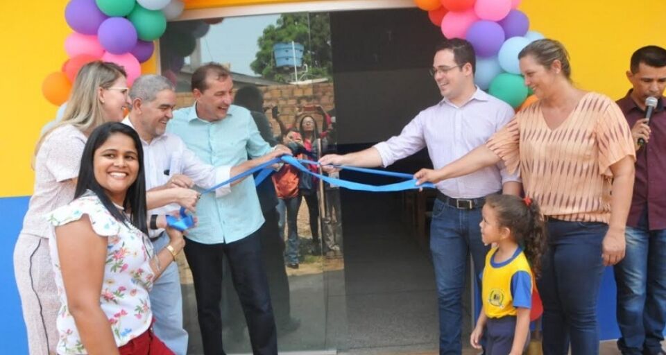 Prefeito inaugura três salas de aulas e um refeitório em escolas
