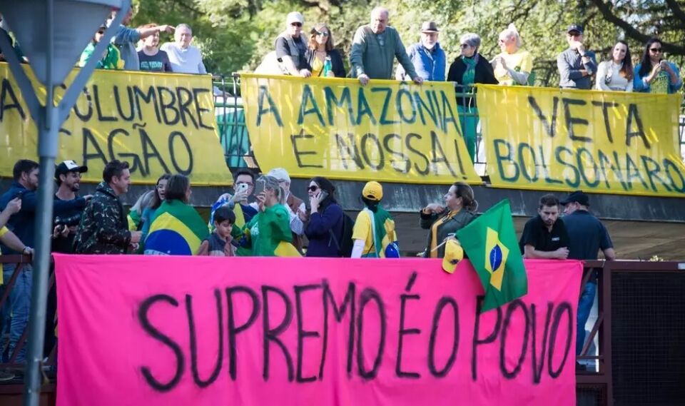 Manifestantes pedem veto à Lei de Abuso e atacam STF