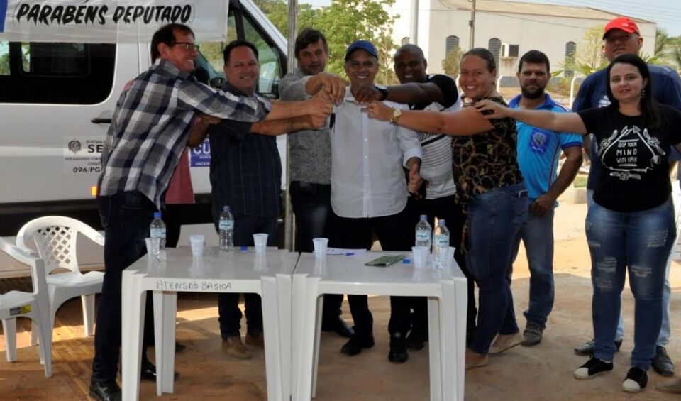 Deputado Geraldo da Rondônia realiza entrega de Van para saúde de Cujubim