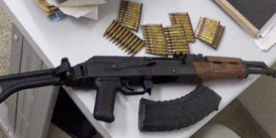 Polícia apreende bananas de dinamite e munições de fuzil AK 47. Pode ser de ladrões de bancos