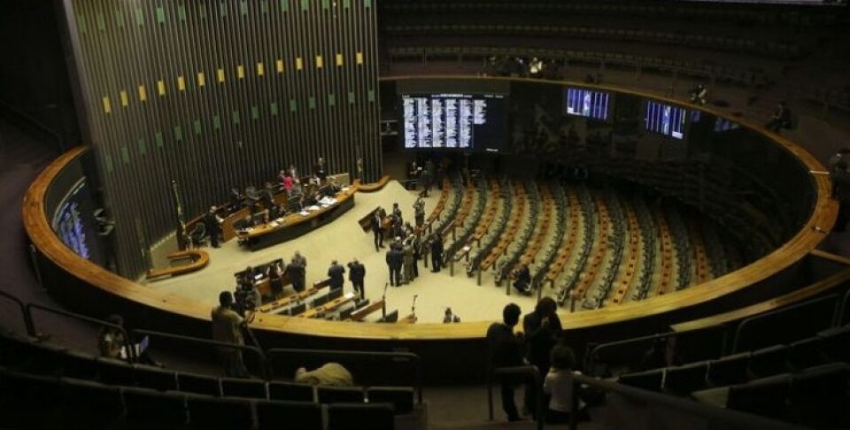 Novo lidera protesto e abaixo-assinado contra fundo eleitoral de R$ 3,7 bilhões