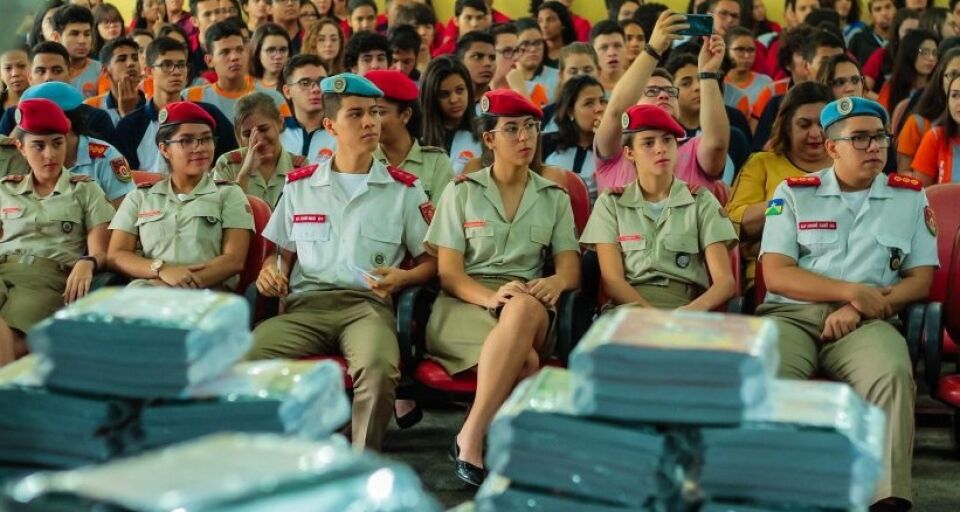 Governo entrega mais de 12 mil kits para alunos do ensino médio