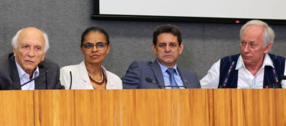 Ex-ministros do Meio Ambiente pedem suspensão de projetos que incentivam desmatamento