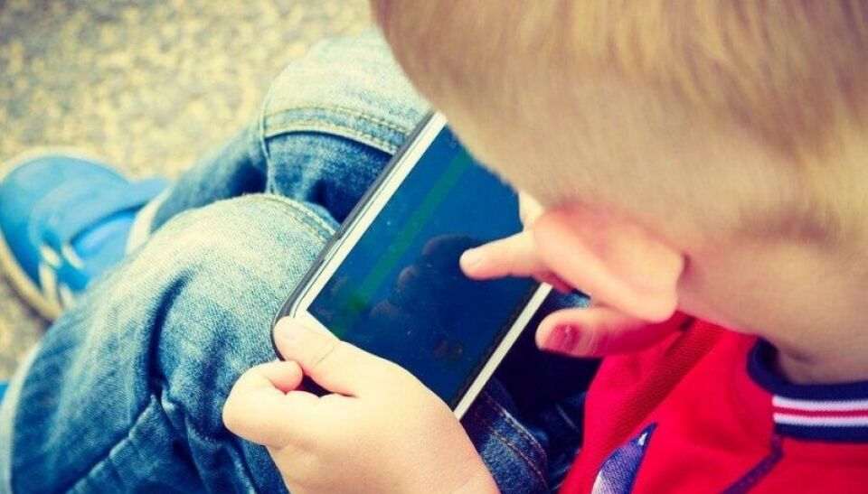 Pai fiscaliza celular do filho, encontra foto de pênis e aciona a polícia