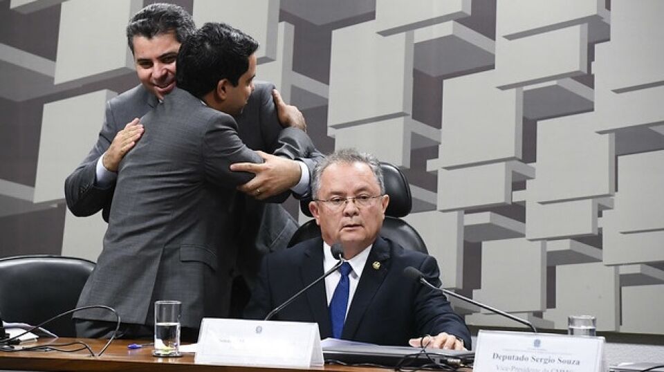 Ruralistas rompem acordo e tomam controle de comissão sobre queimadas na Amazônia