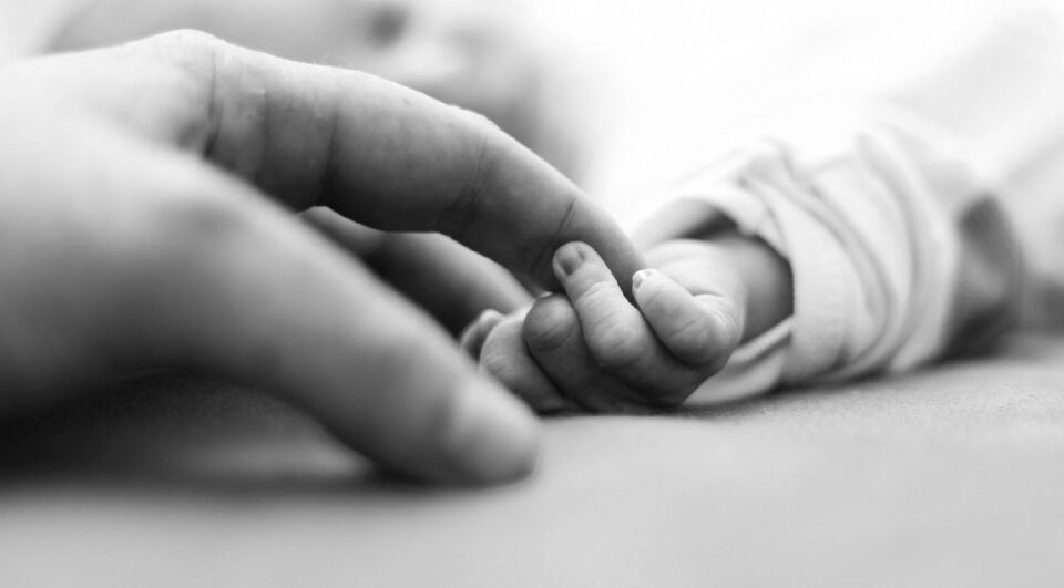 TRAGÉDIA: Bebê de apenas 3 meses amanhece morto ao lado dos pais