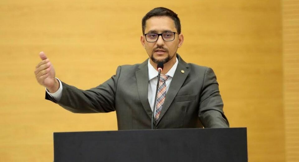 Deputado Anderson Pereira apresenta projeto que garante intérprete de Libras para grávidas surdas